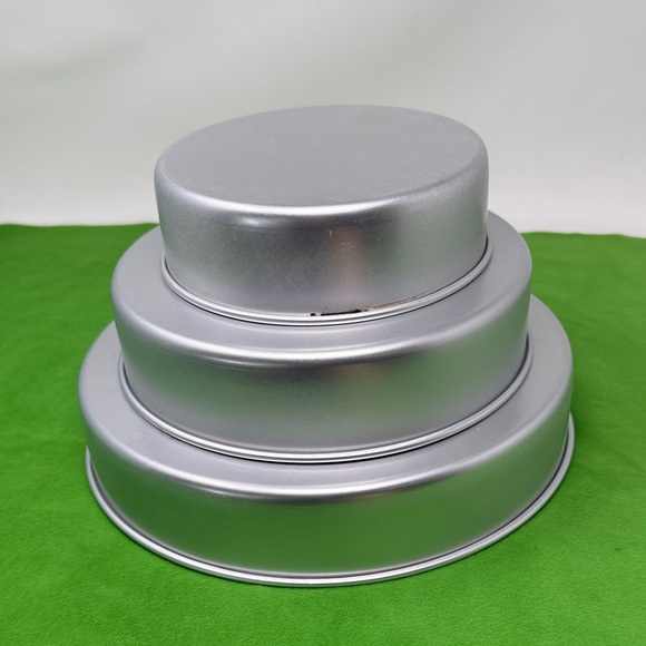 Wilton Tiered Round Cake Pan Set - Picture 1 of 8